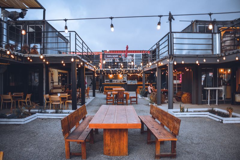 Outdoor patio seating area at Green lantern pizza Madison Heights